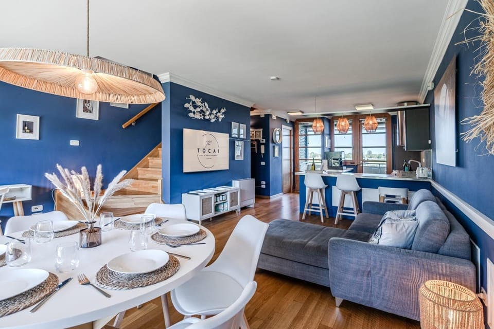 TV and multimedia, Kitchen or kitchenette, Living room, Seating area, Dining area, internet