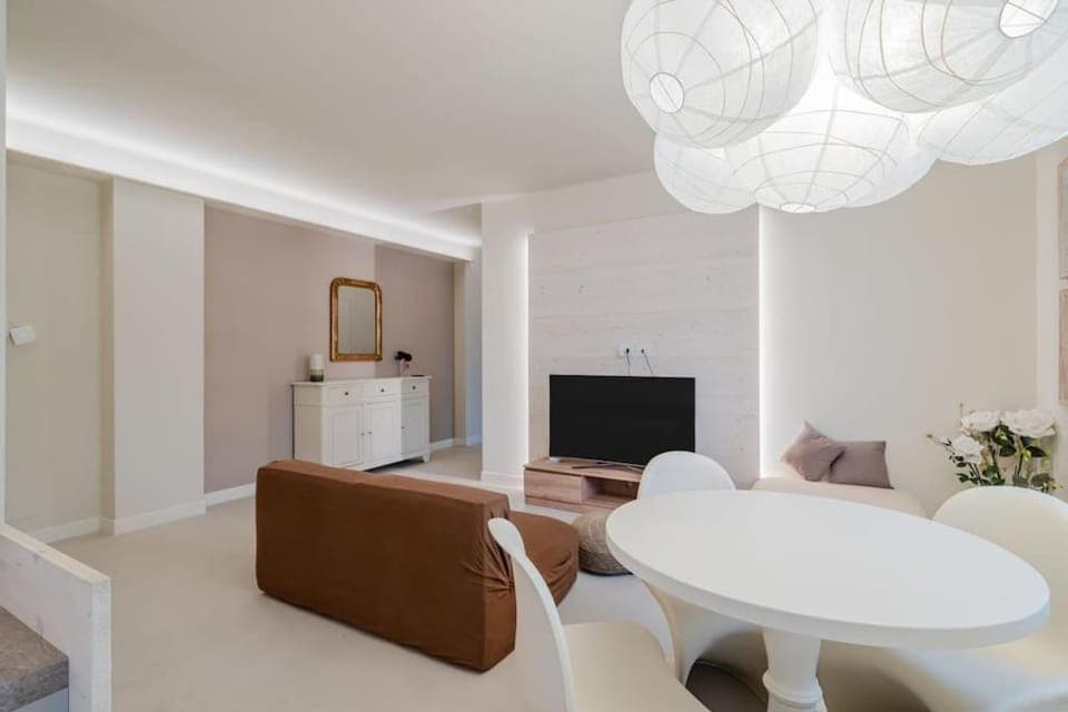 TV and multimedia, Seating area, Dining area