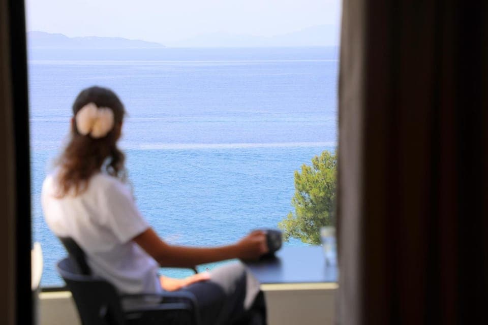 Day, People, Natural landscape, Balcony/Terrace, Mountain view, Sea view