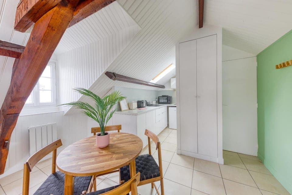 Kitchen or kitchenette, Dining area, oven