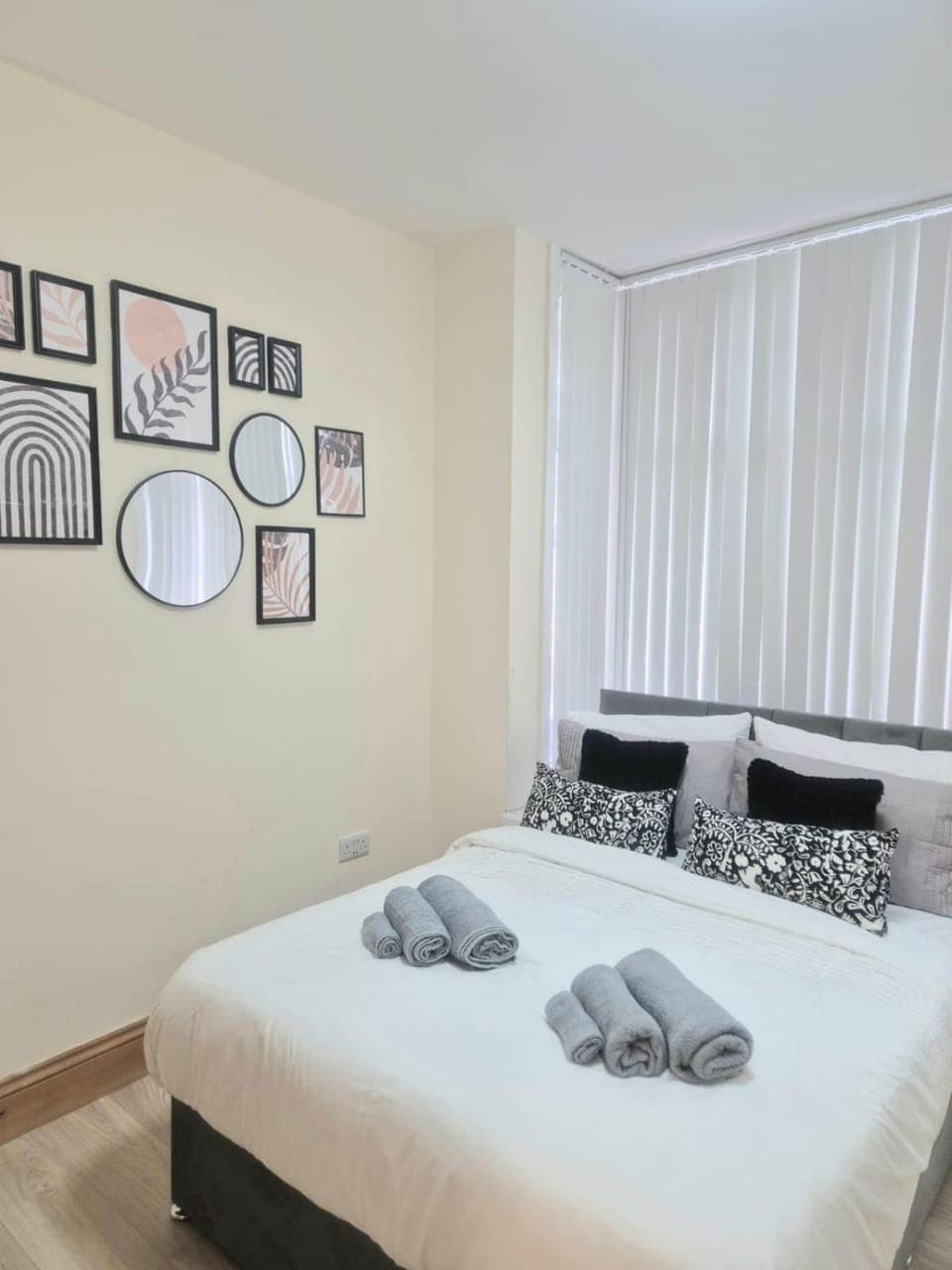 Bed, Photo of the whole room, Bedroom, towels