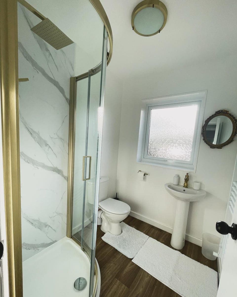 Shower, Toilet, Bathroom, Photo of the whole room, towels