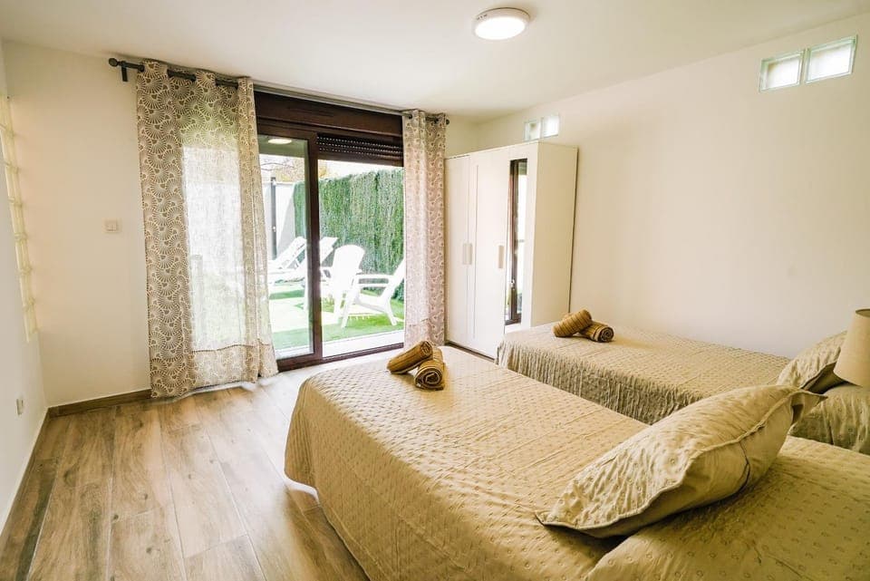 Photo of the whole room, Bedroom