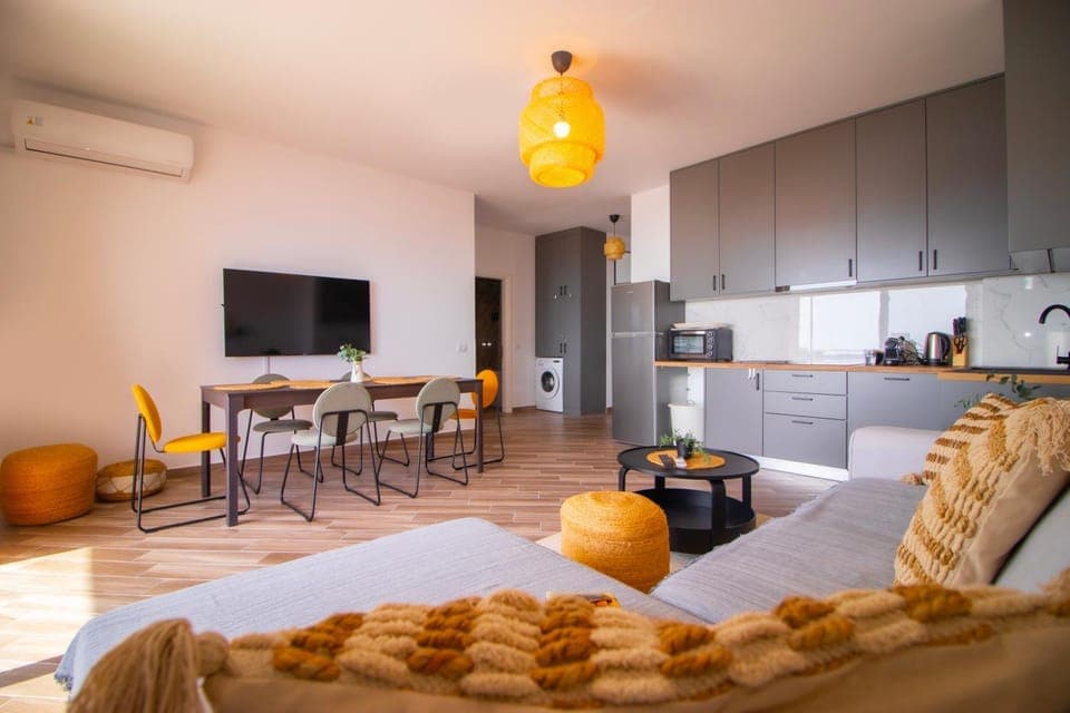 TV and multimedia, Living room, Photo of the whole room, Dining area, air conditioner