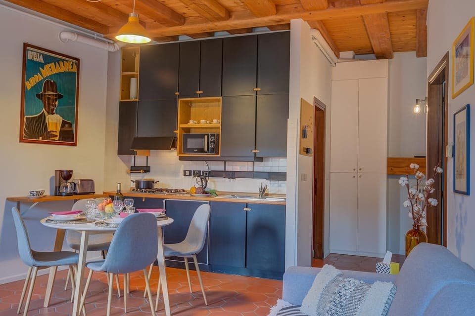 Kitchen or kitchenette, Dining area