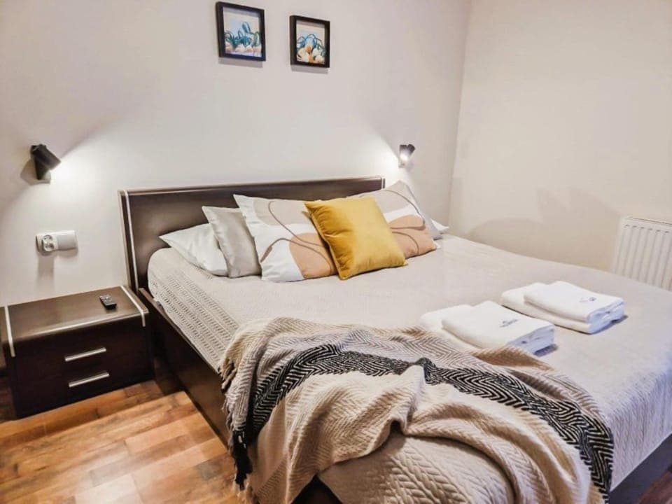 Bed, Photo of the whole room, Bedroom, internet, towels