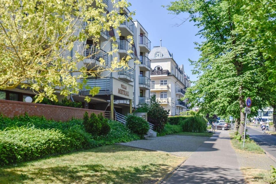 Property building, Neighbourhood, City view, Street view, Location, Parking