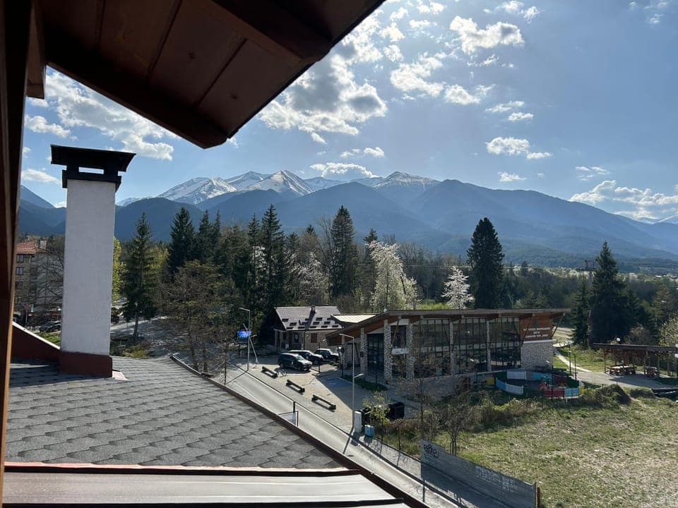 Property building, Spring, Day, Neighbourhood, Natural landscape, Balcony/Terrace, Mountain view, Parking