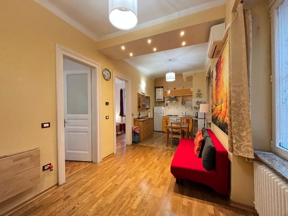 Kitchen or kitchenette, Seating area, air conditioner