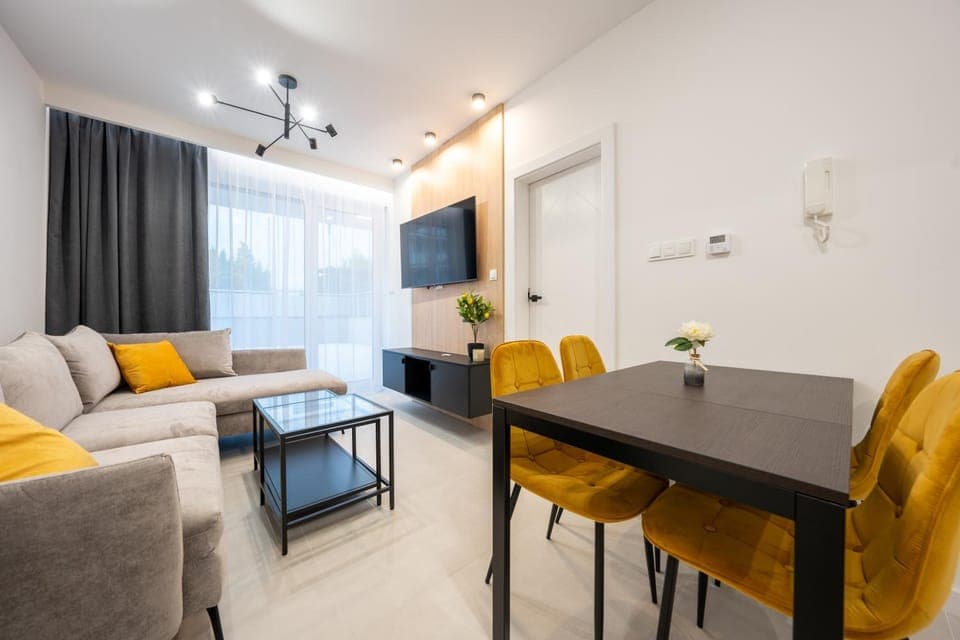 TV and multimedia, Living room, Seating area, Dining area