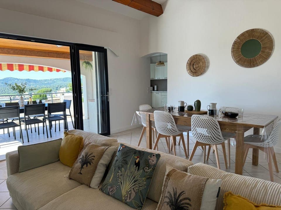 Living room, Seating area, Dining area