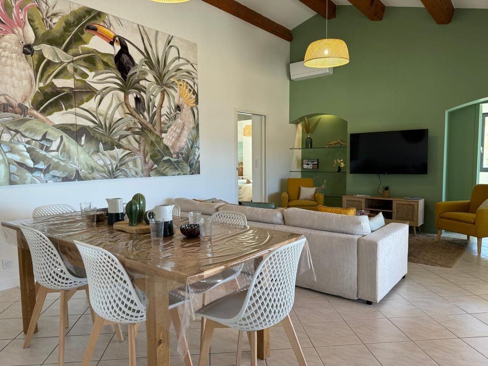 Communal lounge/ TV room, TV and multimedia, Living room, Seating area, Dining area