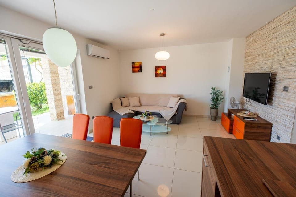 TV and multimedia, Living room, Seating area, Dining area, air conditioner