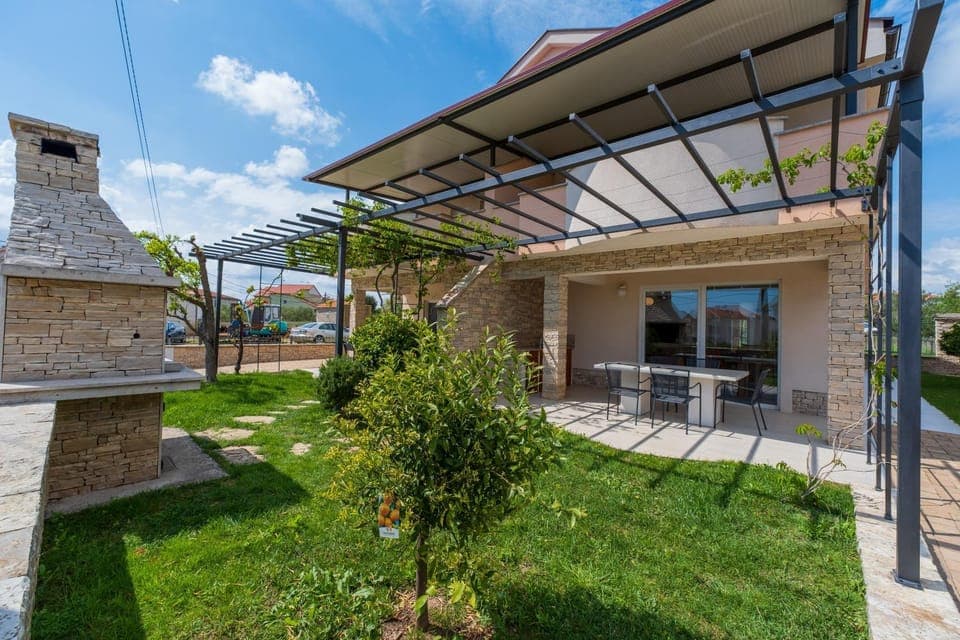 Property building, Day, Garden, Garden, Balcony/Terrace