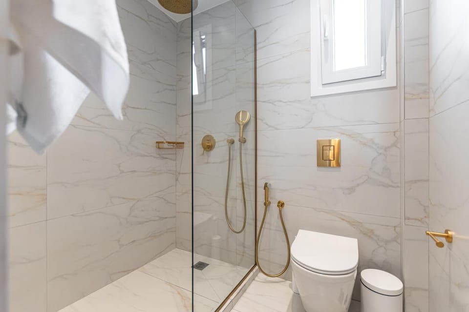 Shower, Toilet, Bathroom, towels