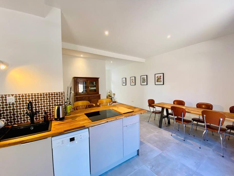 Coffee/tea facilities, Kitchen or kitchenette, Dining area, stove