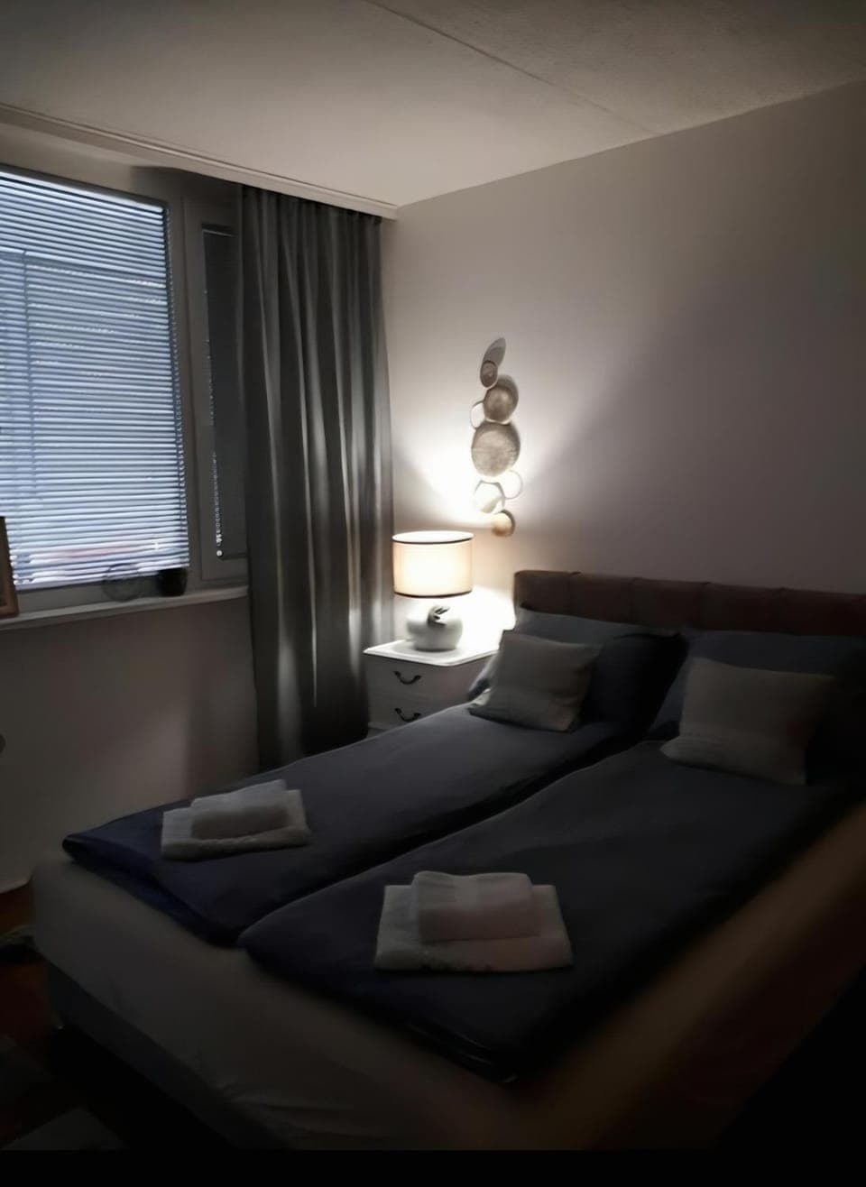 Bed, Bedroom, towels