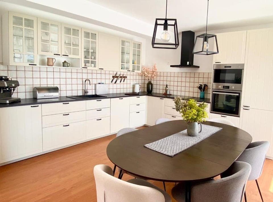 Coffee/tea facilities, Kitchen or kitchenette, Dining area, dishwasher, minibar, oven, stove, toaster, acessibility