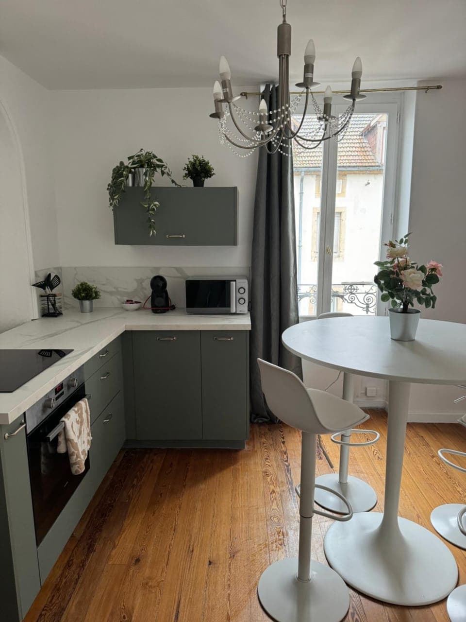 Kitchen or kitchenette, Dining area, stove