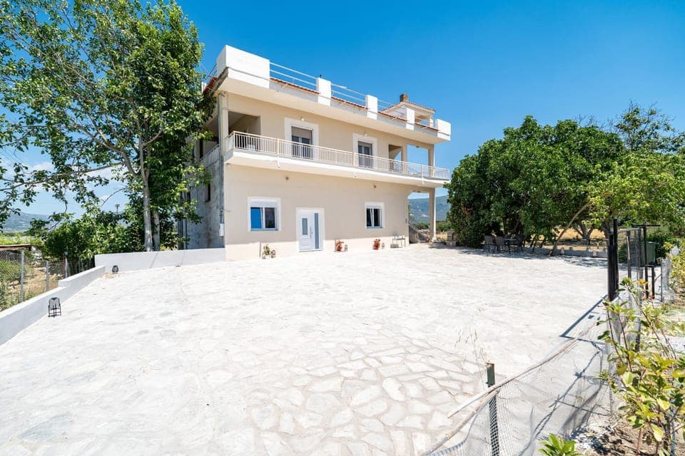 Property building, Facade/entrance, Day