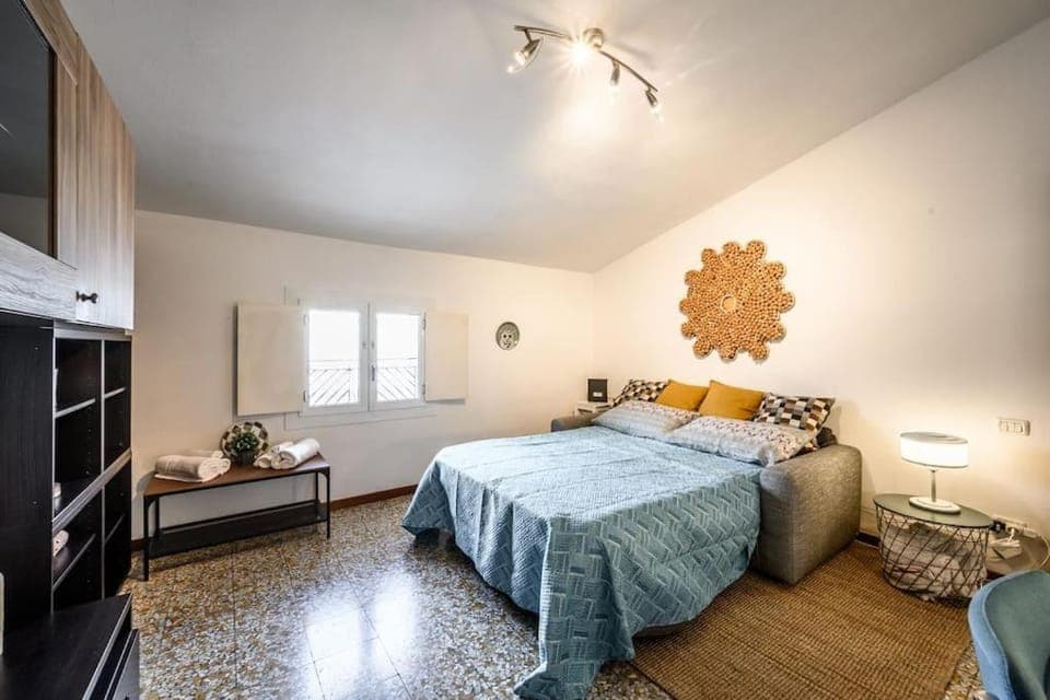 Bed, TV and multimedia, Photo of the whole room