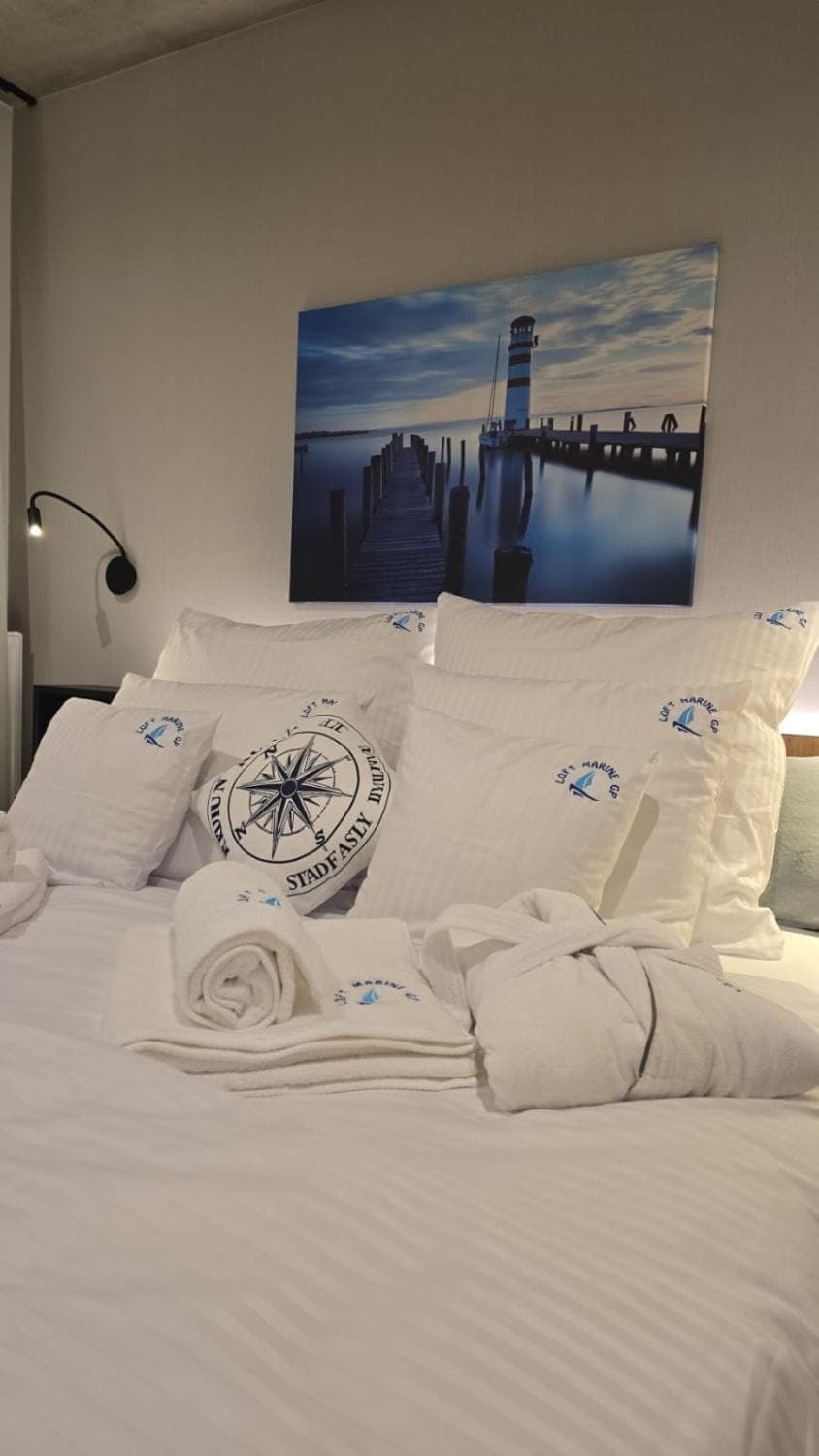 Bed, Bedroom, towels