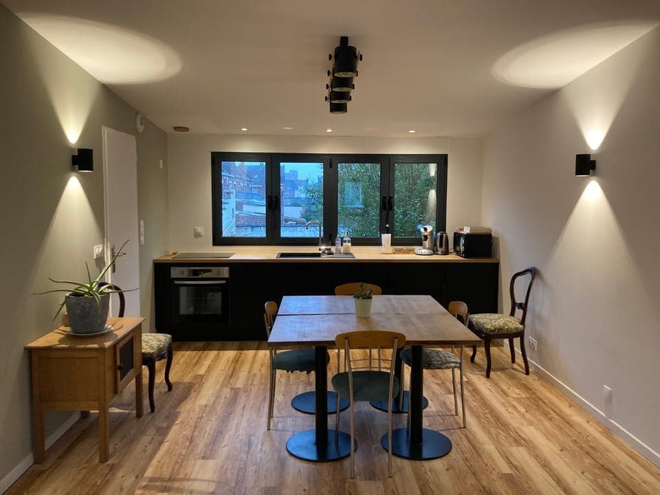 Kitchen or kitchenette, Dining area