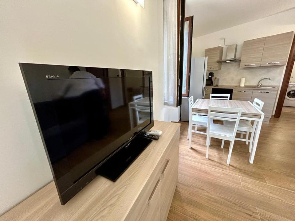 TV and multimedia, Kitchen or kitchenette, oven, stove