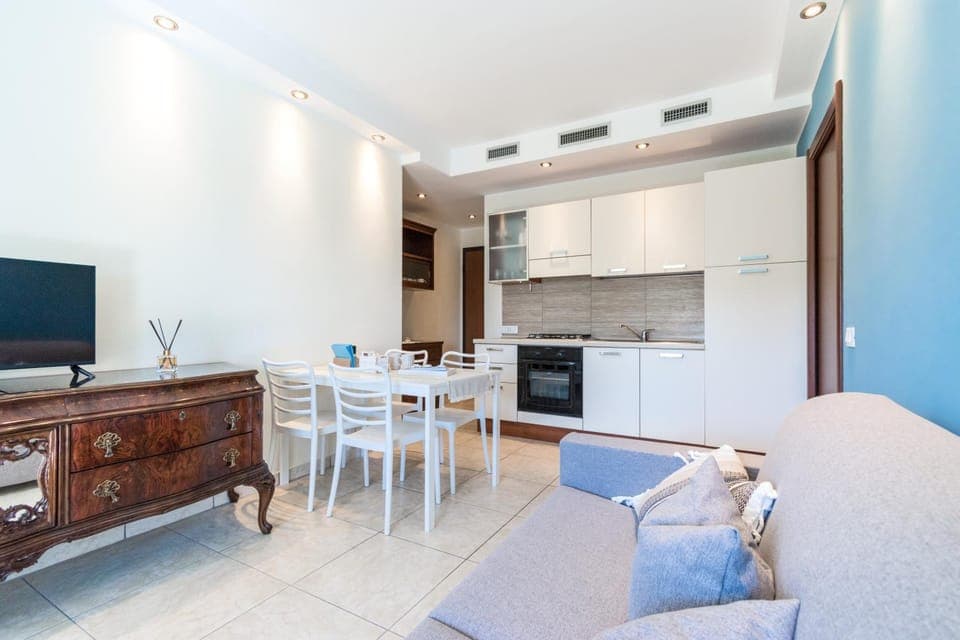 TV and multimedia, Kitchen or kitchenette, Living room, Seating area, Dining area, dishwasher, stove