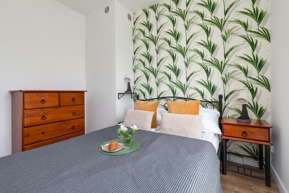 Bed, Photo of the whole room, Seating area, Bedroom