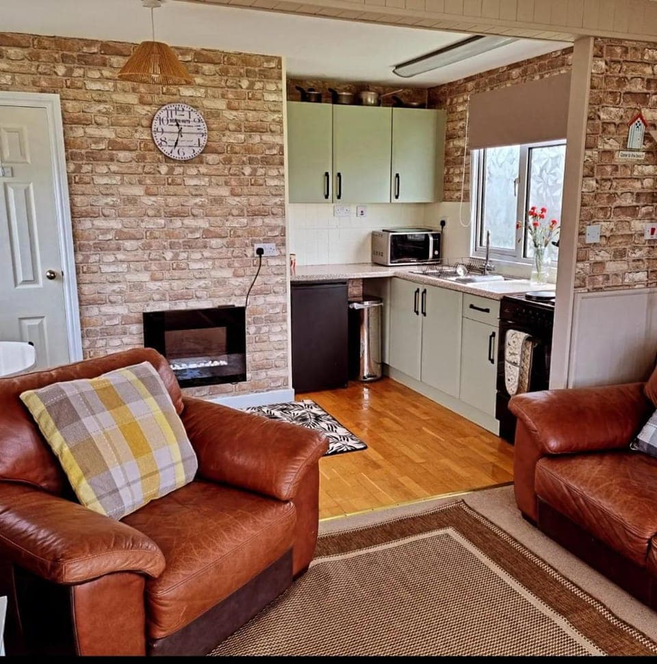 Kitchen or kitchenette, Living room, Seating area, oven, pet friendly, stove