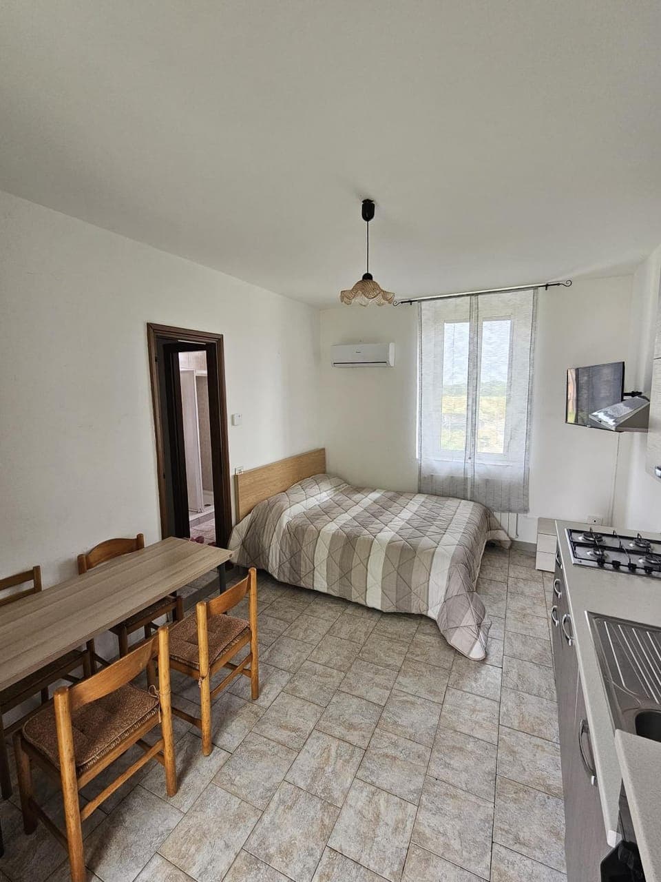 Bed, Kitchen or kitchenette, Photo of the whole room, Dining area, oven, stove