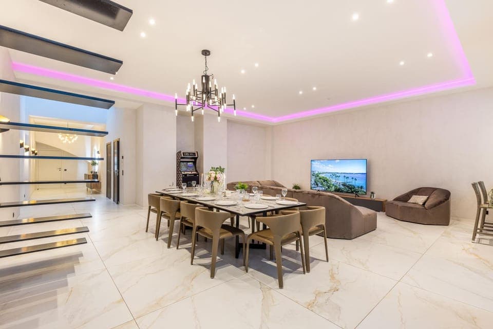 TV and multimedia, Living room, Seating area, Dining area