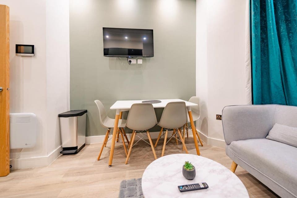 TV and multimedia, Living room, Seating area, Dining area