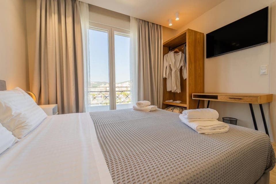 Bed, TV and multimedia, Bedroom, towels