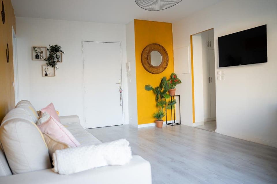 Communal lounge/ TV room, TV and multimedia, Living room, Seating area, Evening entertainment