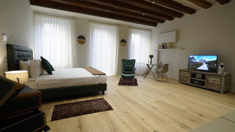 Living room, Photo of the whole room, Seating area, Bedroom