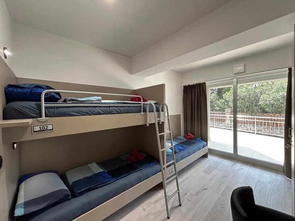Bedroom, bunk bed