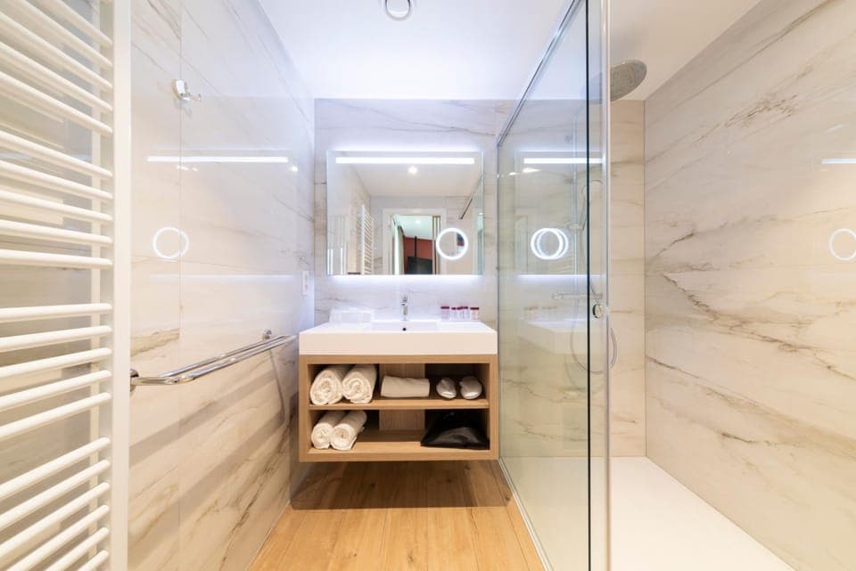 Shower, Bathroom, towels