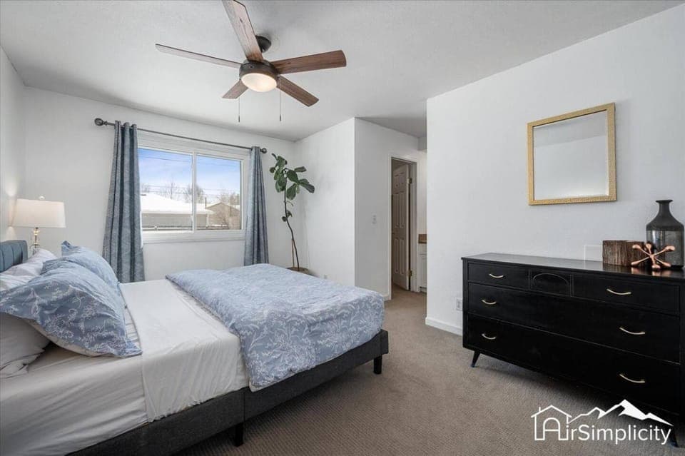 Spacious 5 Bedroom Retreat with Hot Tub House in Denver
