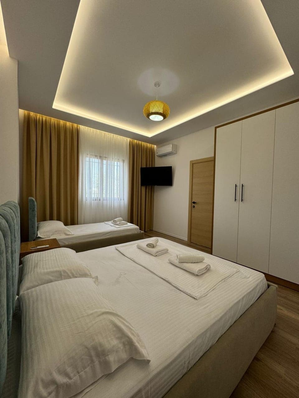 Bed, TV and multimedia, Photo of the whole room, Bedroom, towels