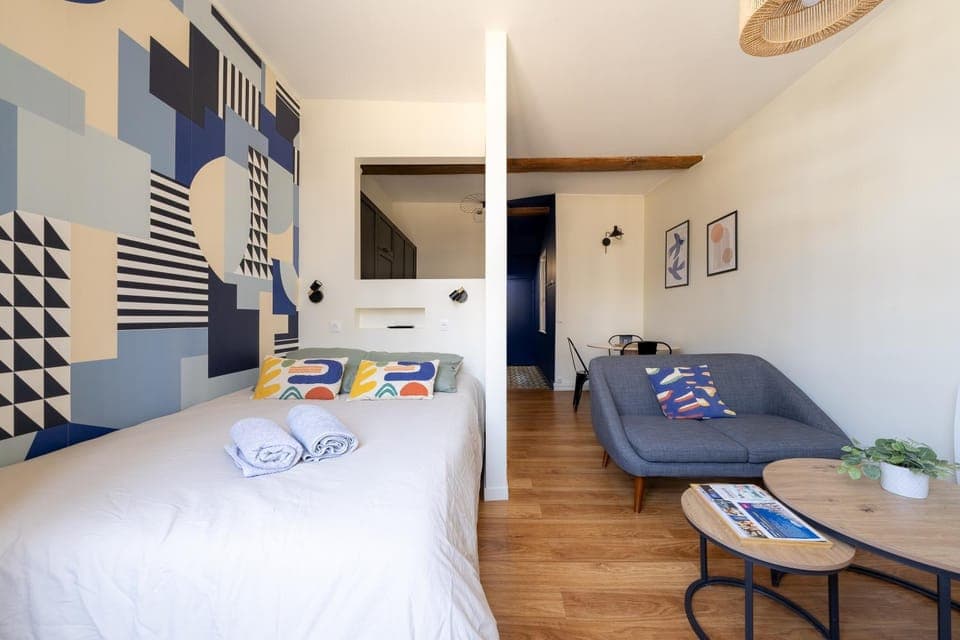 Bed, TV and multimedia, Living room, Photo of the whole room, Seating area, Bedroom, towels