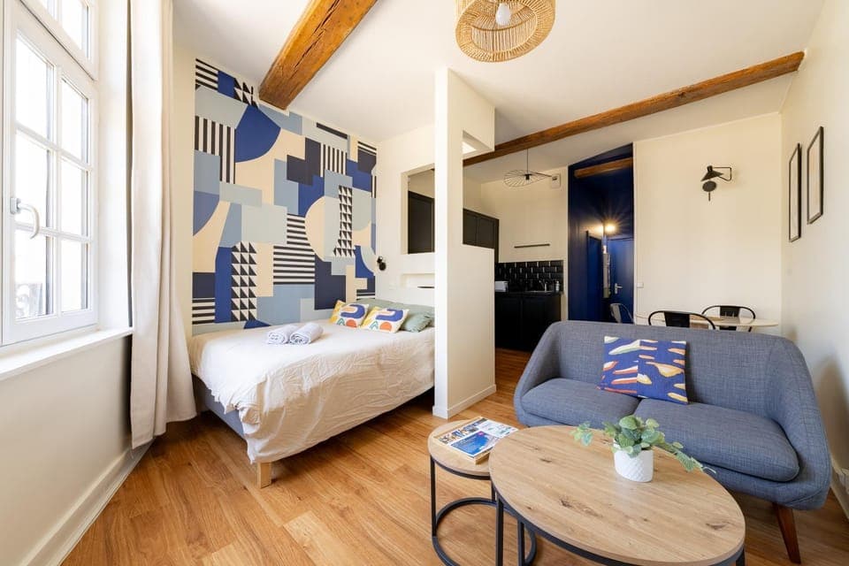 Bed, Living room, Photo of the whole room, Seating area, Bedroom