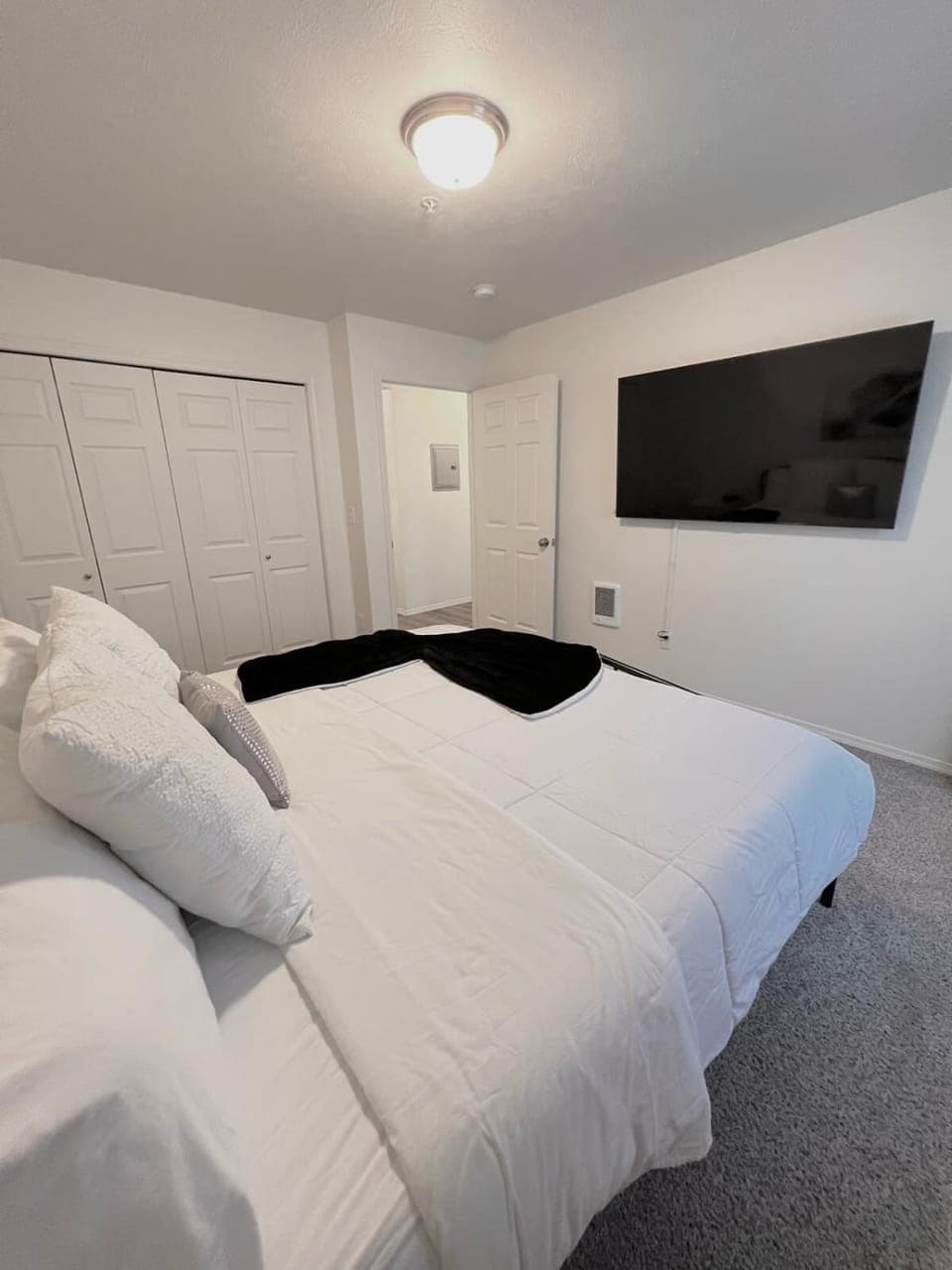 Bed, TV and multimedia, Photo of the whole room, Evening entertainment, Bedroom