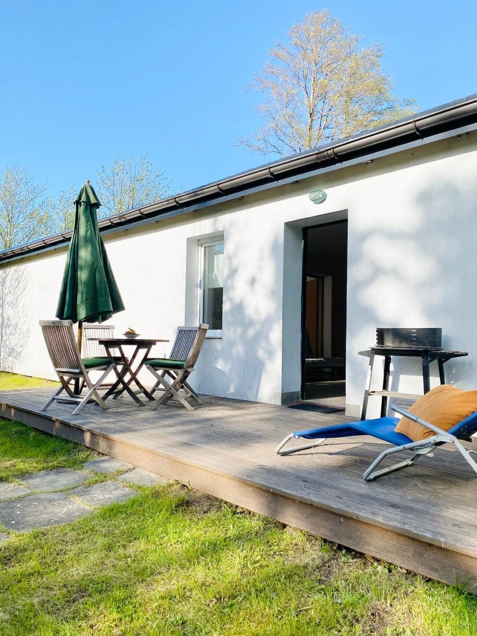 Property building, Garden, Seating area, Dining area, Garden view, sunbed