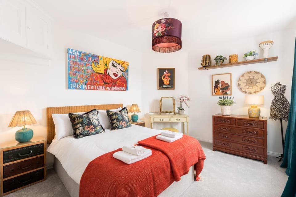 Bed, Bedroom, towels