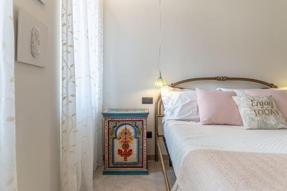 Bed, Photo of the whole room, Decorative detail, Bedroom