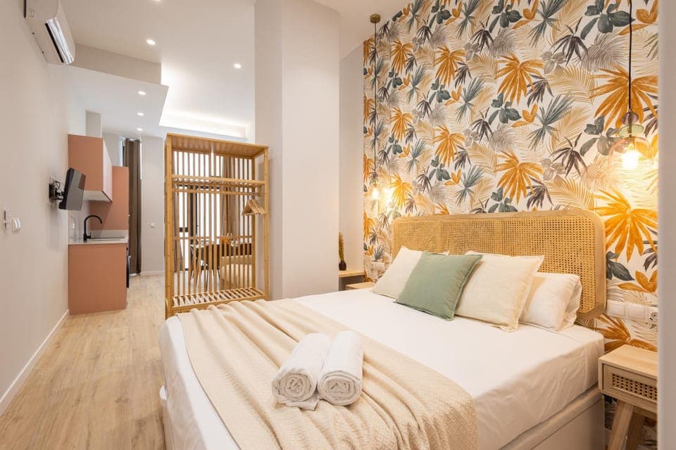 Bed, TV and multimedia, Photo of the whole room, Bedroom, air conditioner