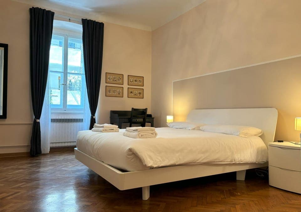 Bed, Bedroom, towels