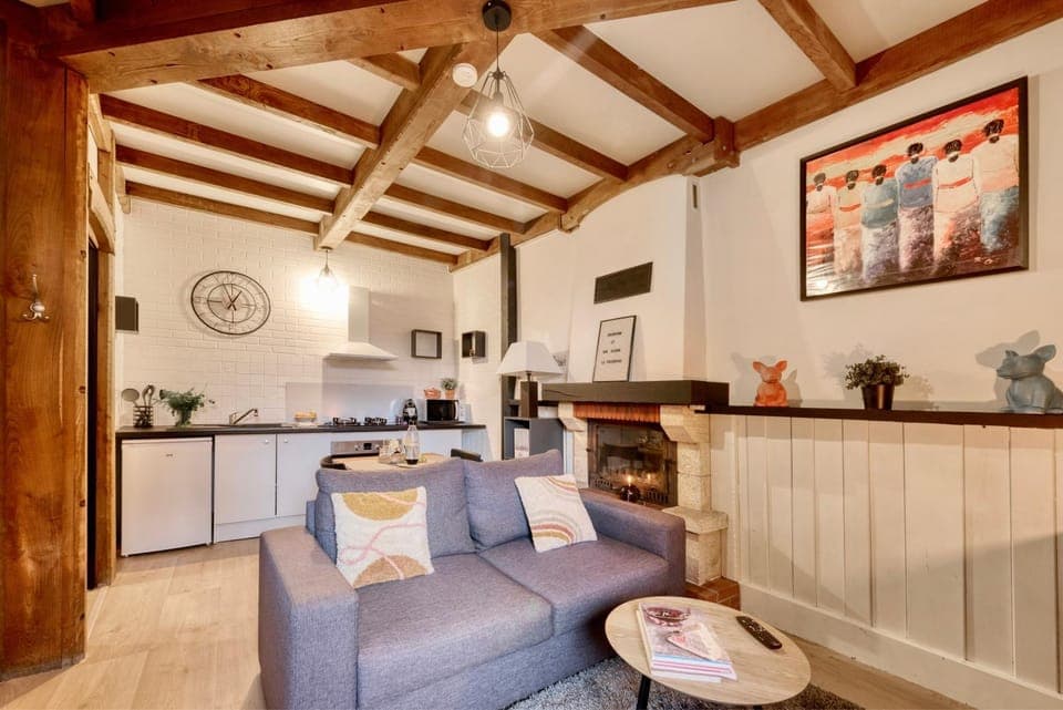 Kitchen or kitchenette, Living room, Seating area, Dining area, stove